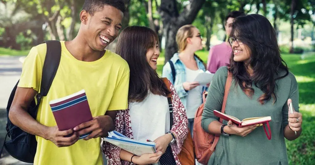 jovens estudantes em momento de descontração - diferenças entre contratar um estagiário ou jovem aprendiz