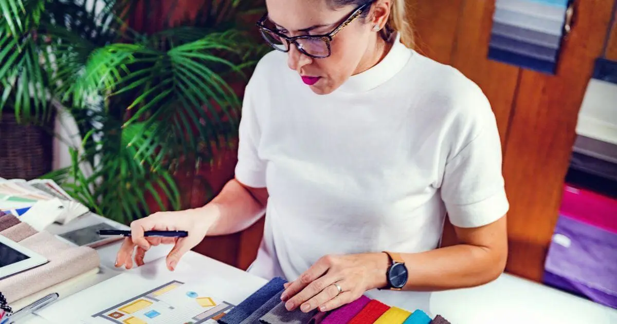 Mulher Designer de interiores escolhendo as cores de um ambiente - Curso Técnico ou Tecnólogo em Design de Interiores