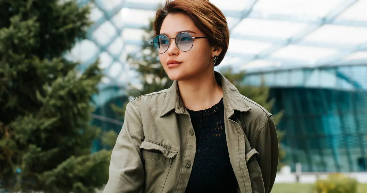 Técnico em Imagem Pessoal - Modelo de jovem asiática estilosa com corte de cabelo curto usando óculos redondos modernos