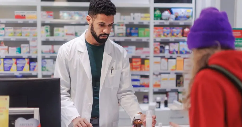 Carreira em Farmácia: fique por dentro das oportunidades, desafios e salários