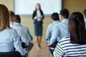 profissionais realizando curso presencial - qualificação profissional