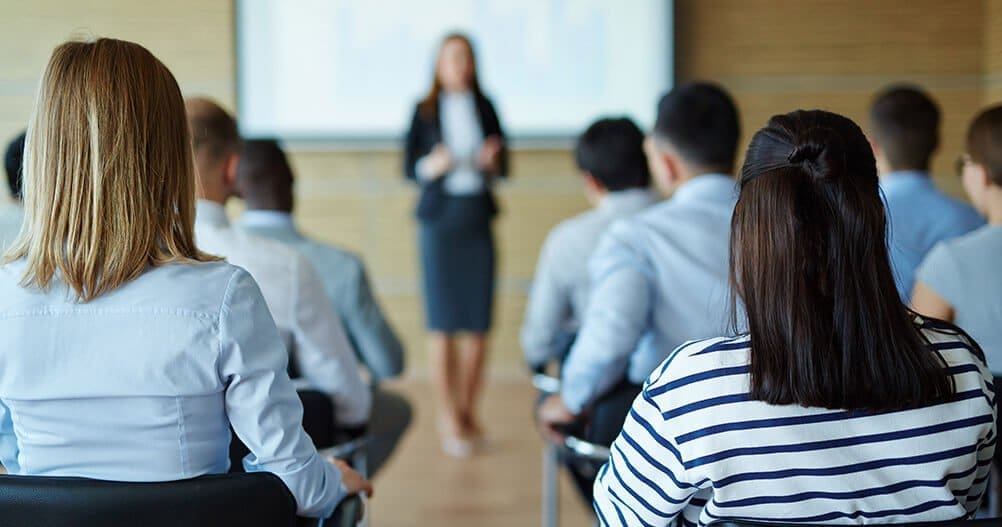 profissionais realizando curso presencial - qualificação profissional