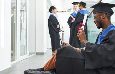 jovem negro mostrando seu diploma em videochamada - diploma do curso técnico