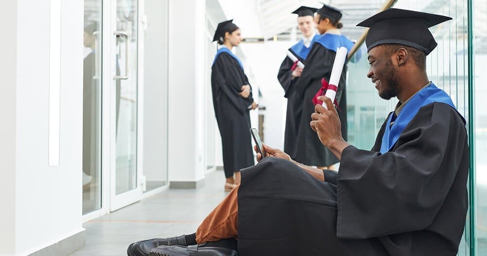 jovem negro mostrando seu diploma em videochamada - diploma do curso técnico