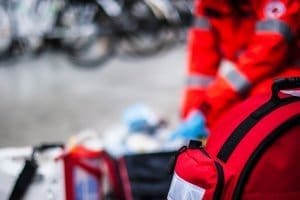 Técnico em Enfermagem Socorrista se preparando para entrar na ambulância - Curso de Primeiros Socorros