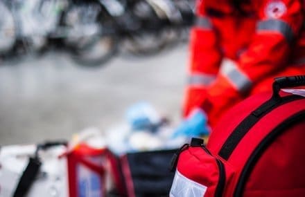 Técnico em Enfermagem Socorrista se preparando para entrar na ambulância - Curso de Primeiros Socorros