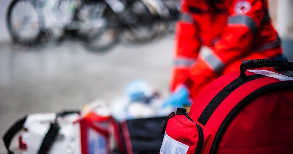 Técnico em Enfermagem Socorrista se preparando para entrar na ambulância - Curso de Primeiros Socorros