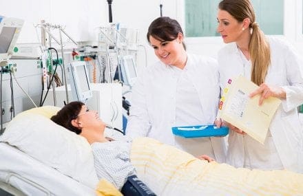 Técnicas em enfermagem passando visita em unidade de terapia intensiva - Especialização em Unidade de Terapia Intensiva