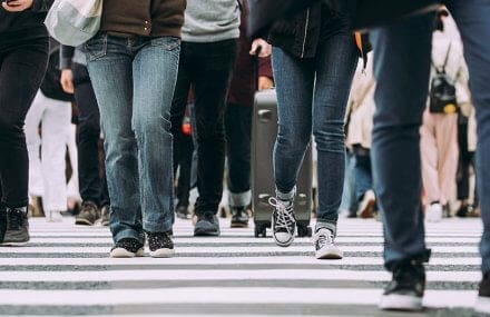 pessoas atravessando a rua - mercado de trabalho pós-pandemia