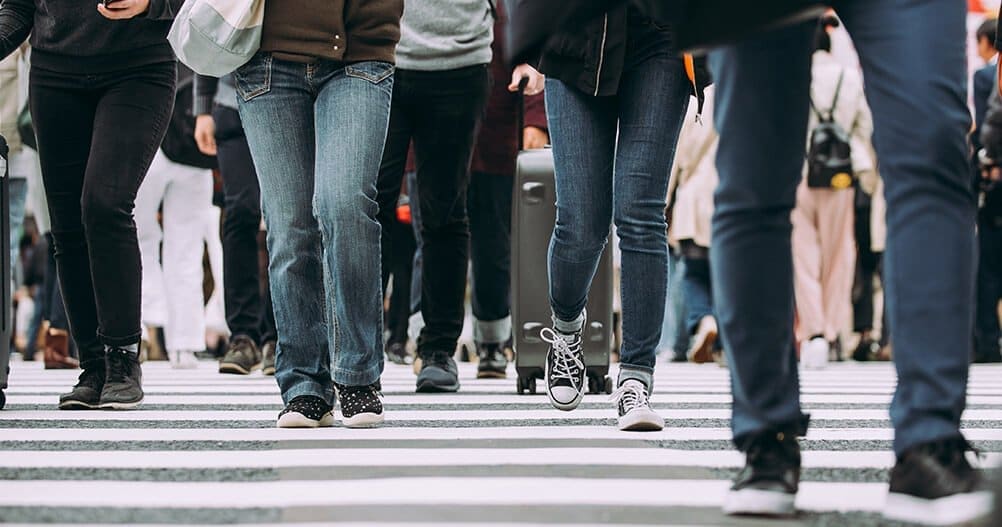 pessoas atravessando a rua - mercado de trabalho pós-pandemia