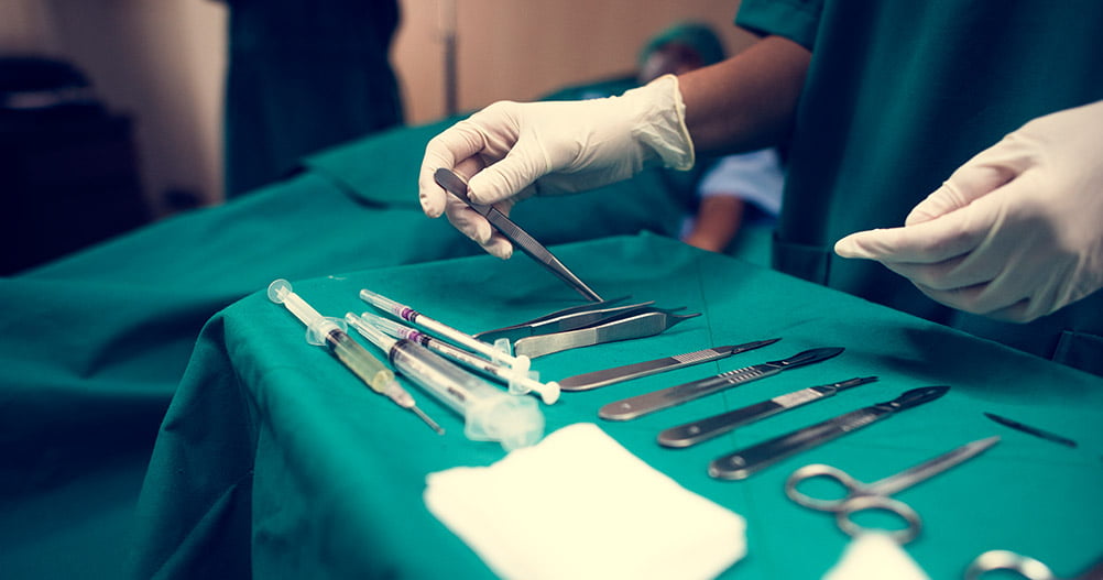 mesa com instrumentos cirúrgicos sendo arrumada - Instrumentador Cirúrgico
