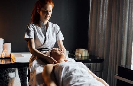 mulher massoterapeuta aplicando massagem em outra mulher - técnico em massoterapia