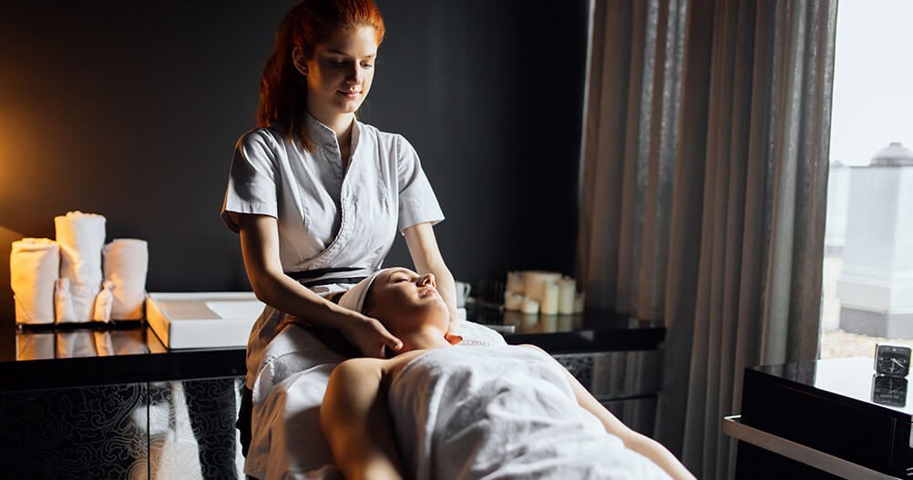 mulher massoterapeuta aplicando massagem em outra mulher - técnico em massoterapia