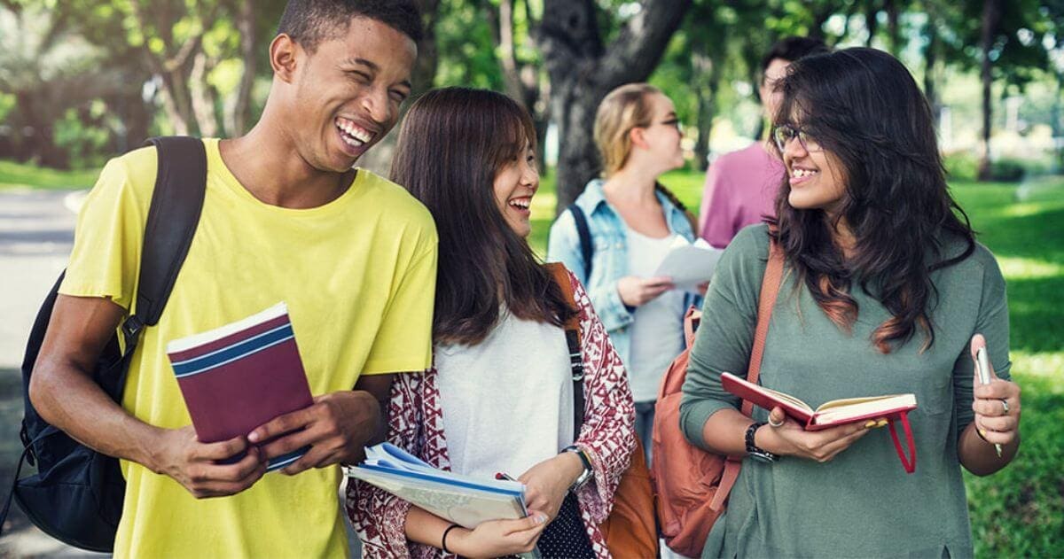 jovens estudantes em momento de descontração - diferenças entre contratar um estagiário ou jovem aprendiz