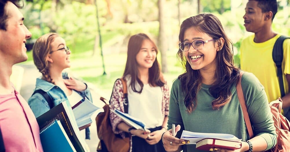 estudantes conversando - contratar um jovem aprendiz