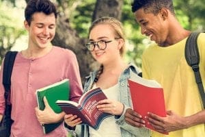 estudantes conversando - montar um programa de jovem aprendiz