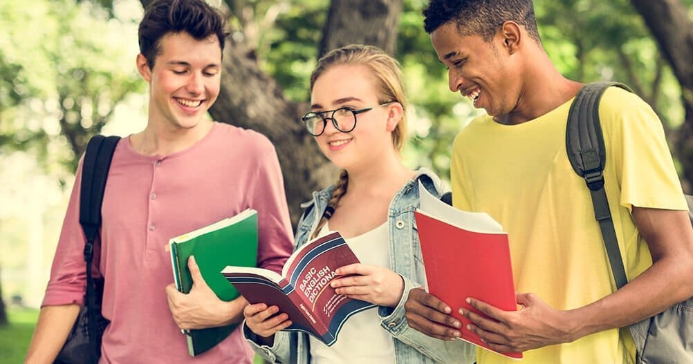 estudantes conversando - montar um programa de jovem aprendiz