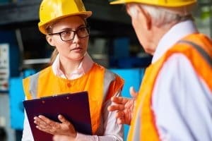 Supervisora de fábrica entrevistando funcionário - aprende no Curso Técnico em Segurança do Trabalho