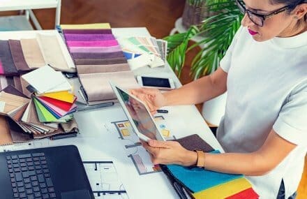 mulher designer de interiores escolhendo as cores em seu ambiente de trabalho - aprender no Curso Técnico em Design de Interiores
