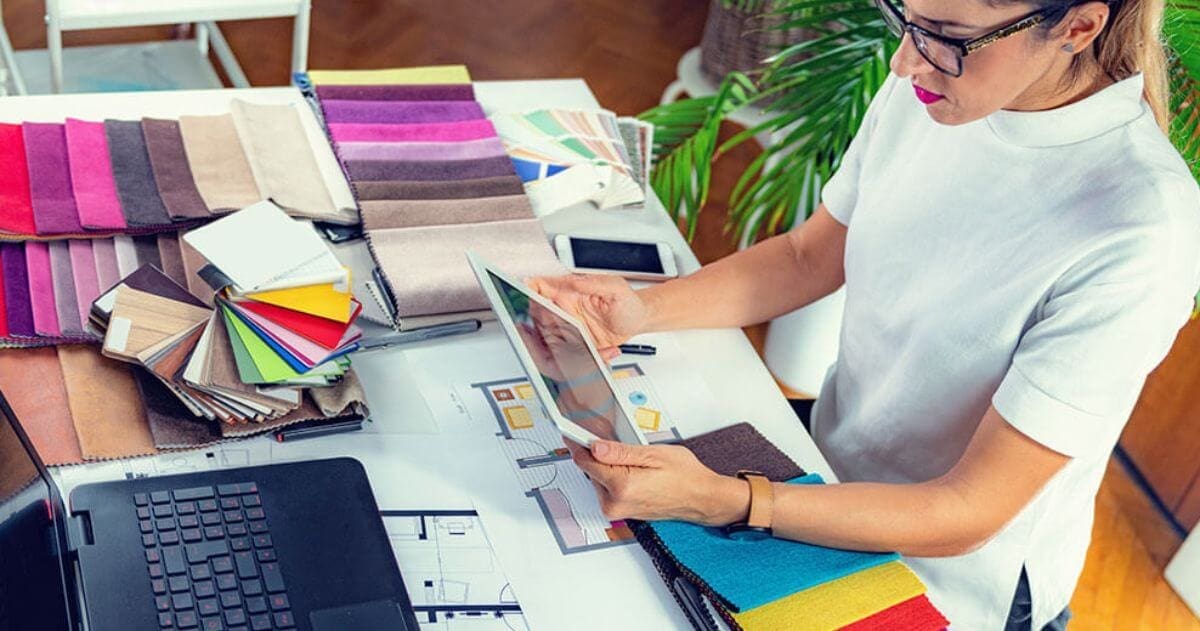 mulher designer de interiores escolhendo as cores em seu ambiente de trabalho - aprender no Curso Técnico em Design de Interiores