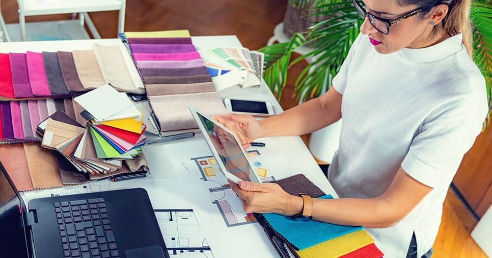 mulher designer de interiores escolhendo as cores em seu ambiente de trabalho - aprender no Curso Técnico em Design de Interiores