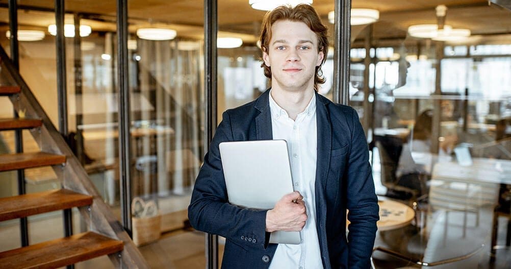 Jovem trabalhador em ambiente empresarial - Carreira do Técnico em Administração