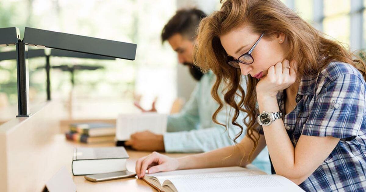 jovens estudantes lendo em biblioteca - emprego de jovem aprendiz