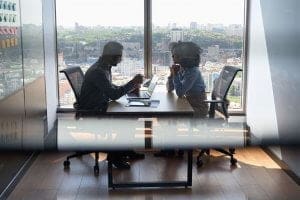 dois profissionais em reunião de entrevista de emprego - Etapas de um Processo Seletivo