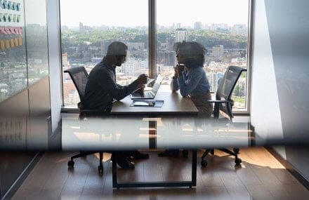 dois profissionais em reunião de entrevista de emprego - Etapas de um Processo Seletivo