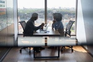 dois profissionais em reunião de entrevista de emprego - Etapas de um Processo Seletivo