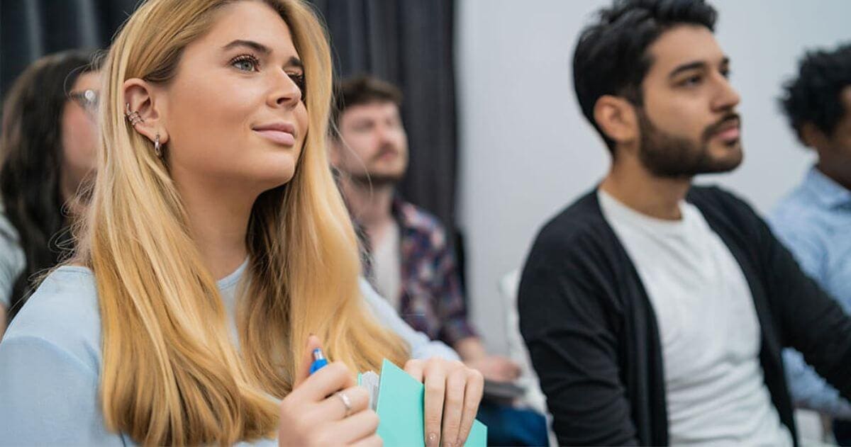 profissionais em sala de aula - Curso Técnico em RH