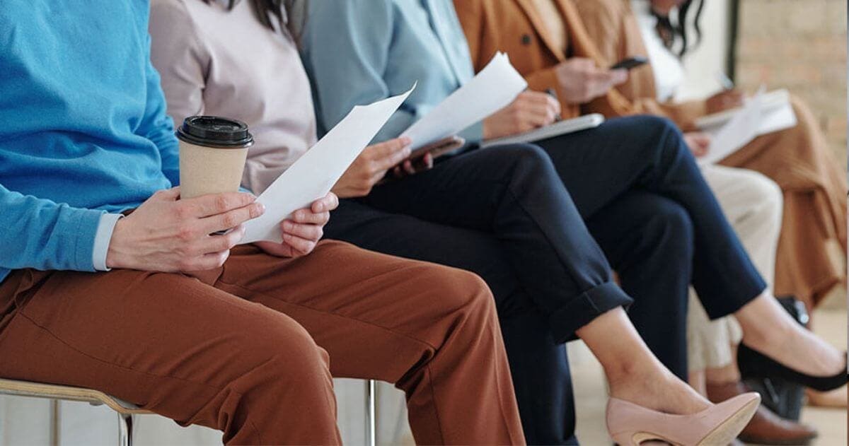 candidatos aguardando entrevista de emprego - fatores que contribuem para você conseguir um bom emprego