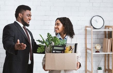 chefe recebendo jovem recém contratada - primeiro emprego