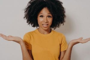 jovem mulher fazendo pose de dúvida - profissão mais combina comigo
