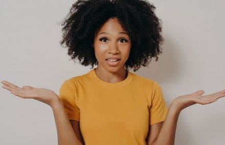 jovem mulher fazendo pose de dúvida - profissão mais combina comigo