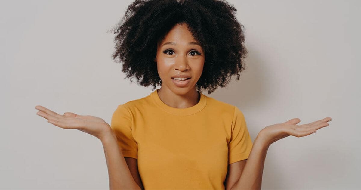 jovem mulher fazendo pose de dúvida - profissão mais combina comigo