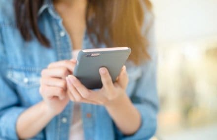 Jovem estudante olhando o celular - Compensa fazer um Curso Técnico