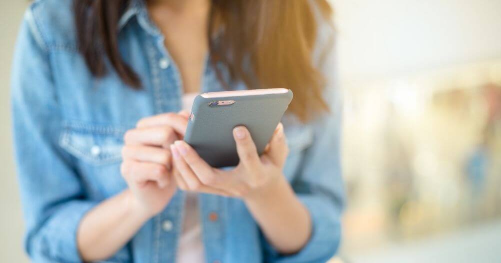 Jovem estudante olhando o celular - Compensa fazer um Curso Técnico