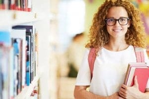 Estudante na Biblioteca - Curso técnico ou faculdade: qual a melhor opção?