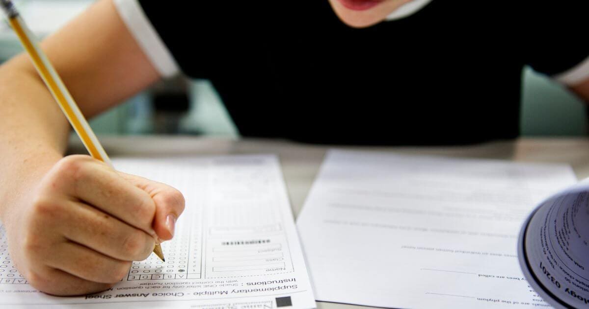 jovem realizando prova - fazer prova para ingressar no ensino técnico