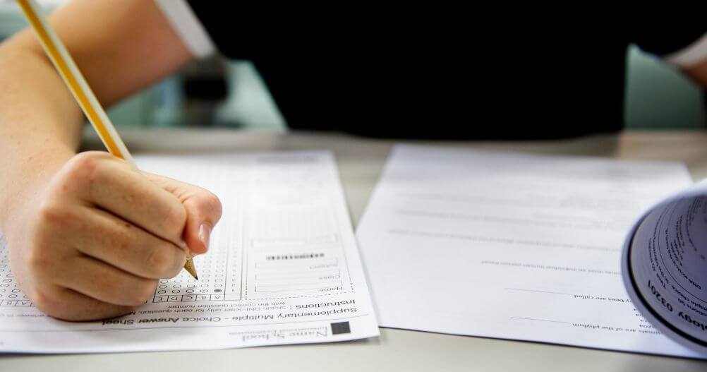jovem realizando prova - fazer prova para ingressar no ensino técnico