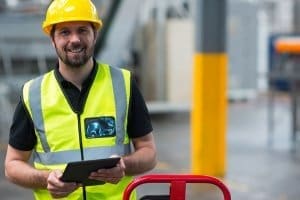 Jovem trabalhado de fábrica usando equipamentos de proteção individual - Curso Técnico ou Tecnólogo em Segurança do Trabalho