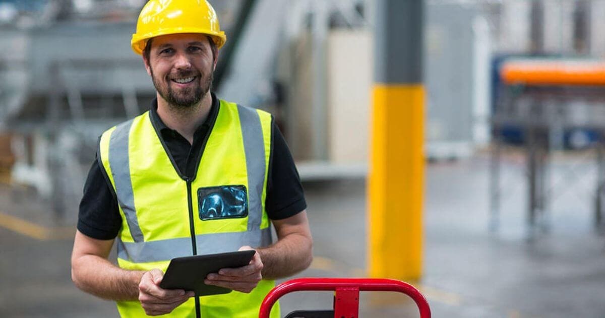 Jovem trabalhado de fábrica usando equipamentos de proteção individual - Curso Técnico ou Tecnólogo em Segurança do Trabalho