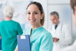 enfermeira segurando prancheta em ambiente hospitalar - Mensalidade de Enfermagem