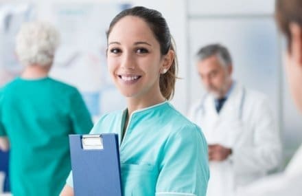 enfermeira segurando prancheta em ambiente hospitalar - Mensalidade de Enfermagem