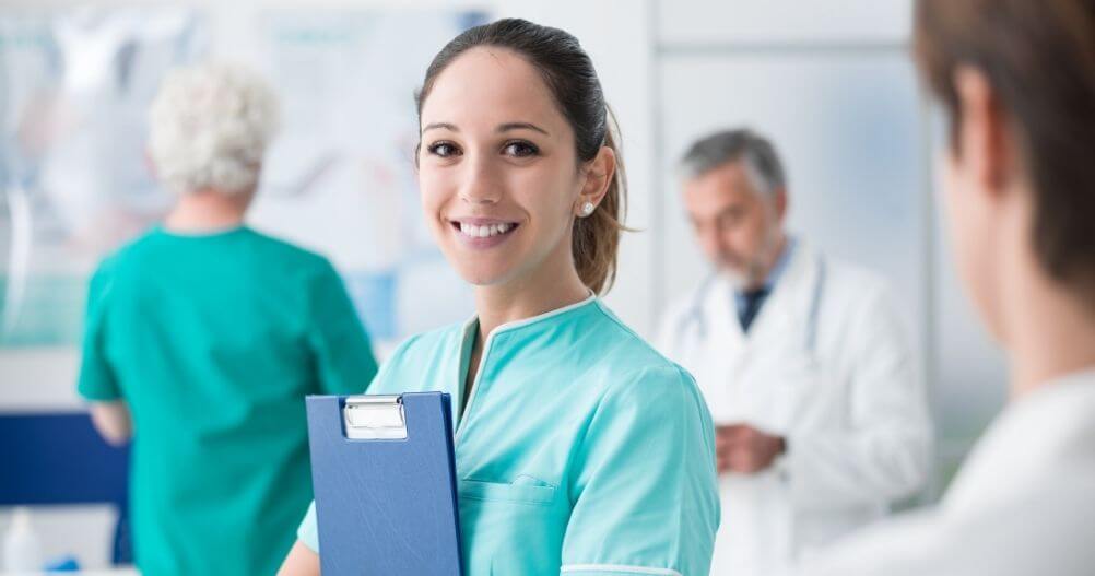 enfermeira segurando prancheta em ambiente hospitalar - Mensalidade de Enfermagem