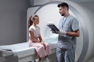 Técnico em Radiologia realizando atendimento infantil - Mensalidade de Radiologia