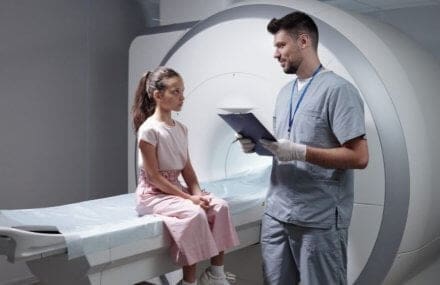 Técnico em Radiologia realizando atendimento infantil - Mensalidade de Radiologia