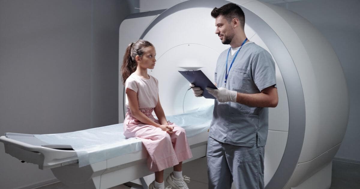 Técnico em Radiologia realizando atendimento infantil - Mensalidade de Radiologia