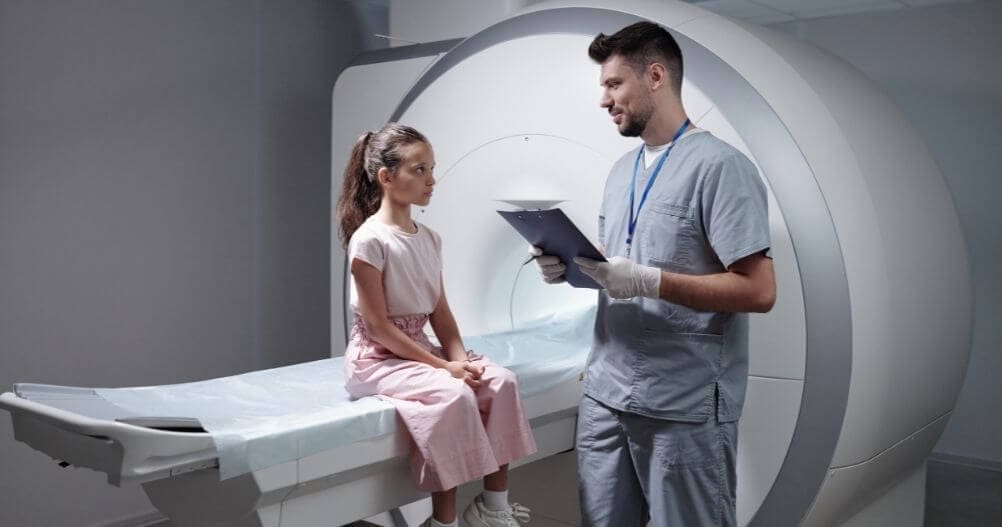 Técnico em Radiologia realizando atendimento infantil - Mensalidade de Radiologia